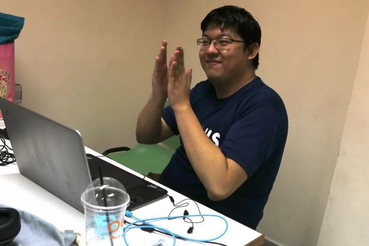 距离你笑到肚子痛还有一天